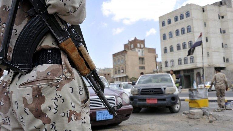 Yemeni army soldiers man a checkpoint amid fears of attacks by Shiite Houthi militants in Sanaa, Yemen, 14 September 2014