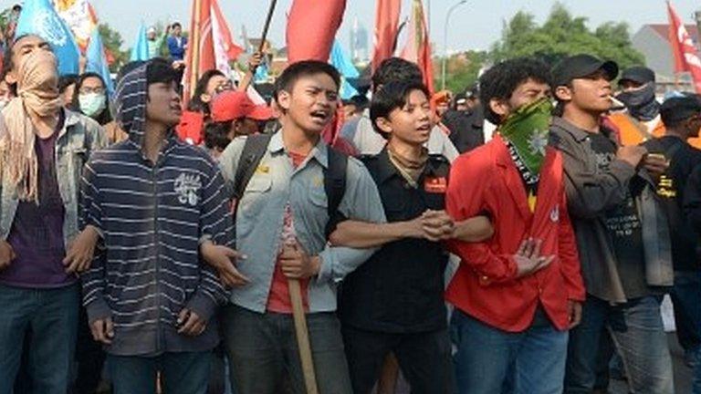 Protesters outside parliament in Jakarta (25 Sept 2014)