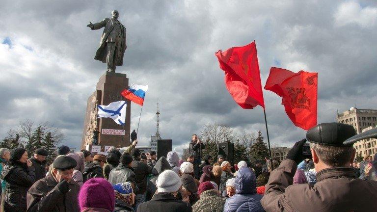 Pro-Russian demonstrators rally at the Lenin statue in Kharkiv, 16 March 2014