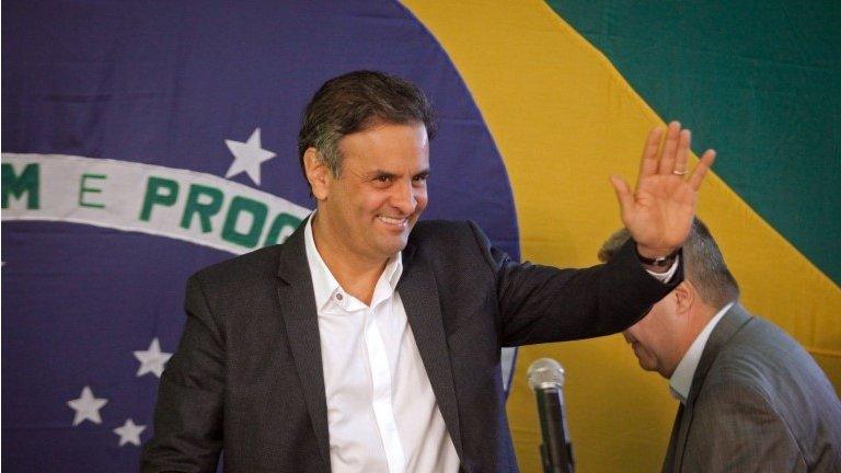 Aecio Neves waves during a press conference in Belo Horizonte on 5 October, 2014