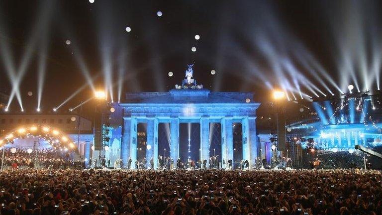 Balloons in Berlin, 9 Nov