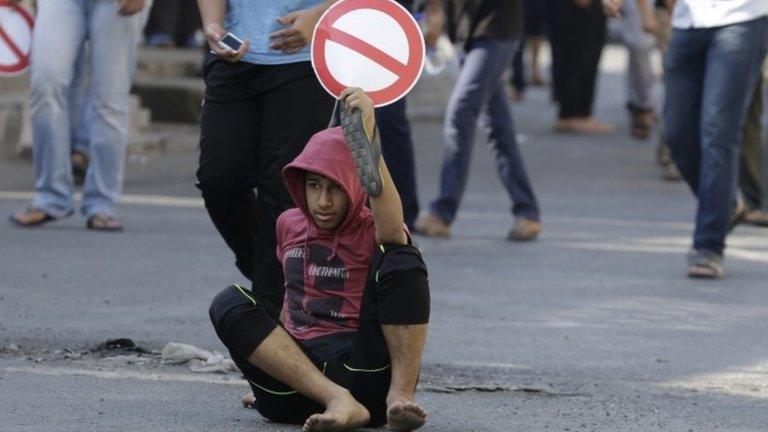 Bahraini holds up boycott sign(21/11/14)