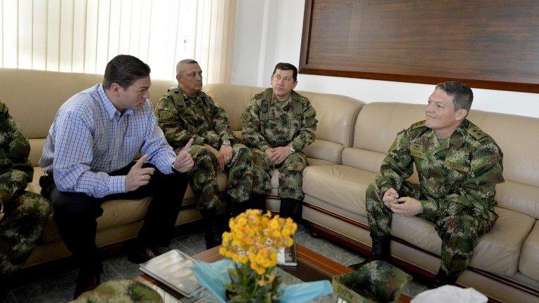 Defence Minister Pinzon (left) talks to Gen Alzate (right)