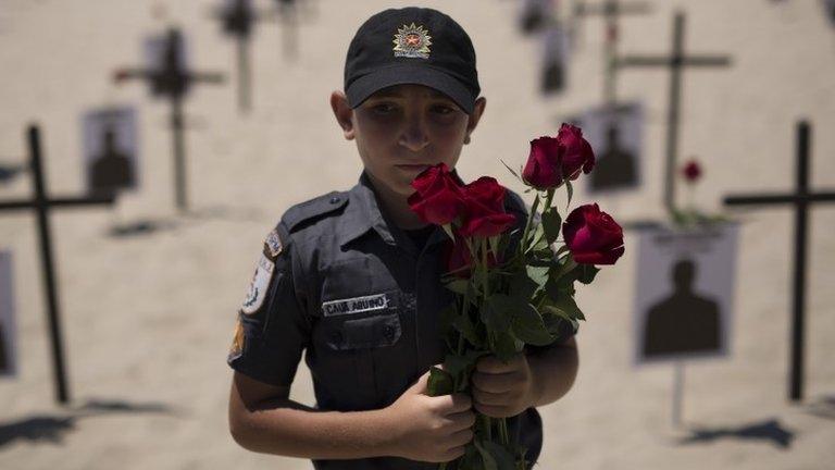 Police protest in Copacabana, Rio, 9 Dec 14