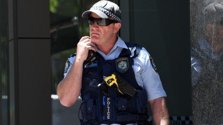 Armed police patrol in central Sydney (15 December 2014)