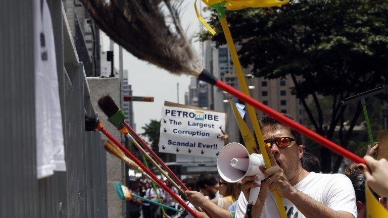 Demonstrators protesting against corruption clean the main entrance to Petrobras' headquarters in Sao Paulo. 16/12/2014