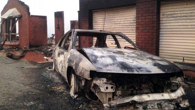 Burned car in Humbug Scrub in South Australia (3 Jan 2015)