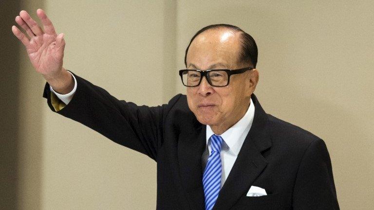 Hong Kong tycoon Li Ka-shing waves after a news conference in Hong Kong January 9, 2015