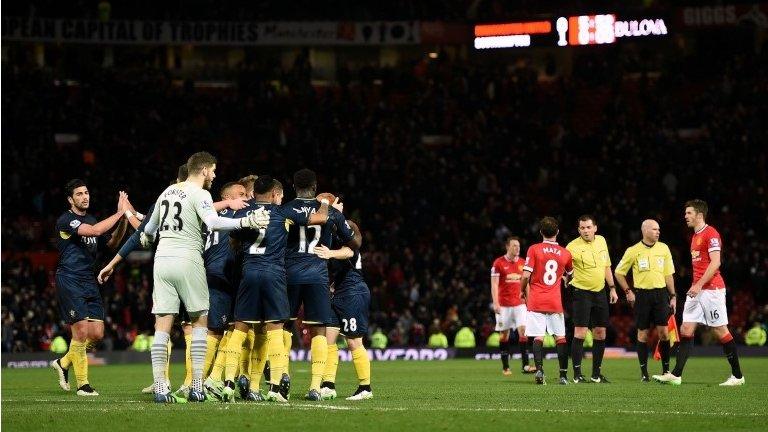 Manchester United players react