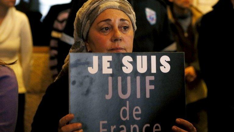 Woman holds placard saying "I'm Jewish from France" at unity march - 11 January