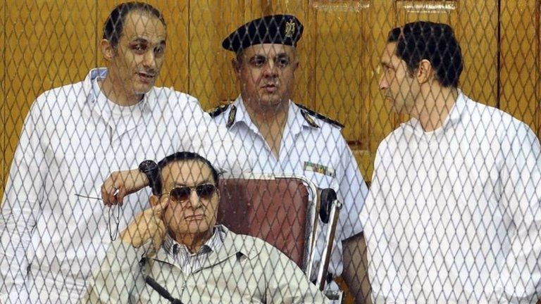 Gamal Mubarak (left) and Alaa Mubarak (right) in court with their father, Hosni Mubarak (14 September 2013)