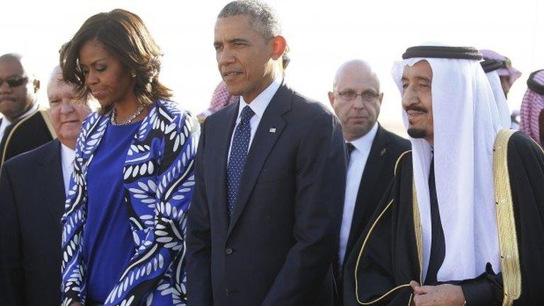 Michelle Obama, Barack Obama and Saudi Arabia's King Salman at Riyadh's international airport (27 January 2015)