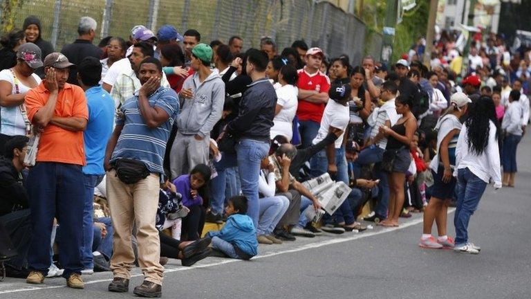 Queue outside supermarket in Caracas, 9 Jan 15