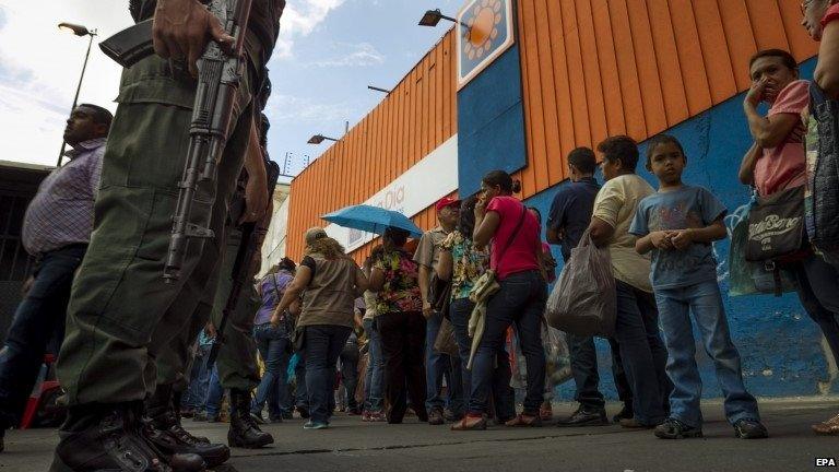 people queuing outside dia a dia supermarket Caracas 3 Feb 2015