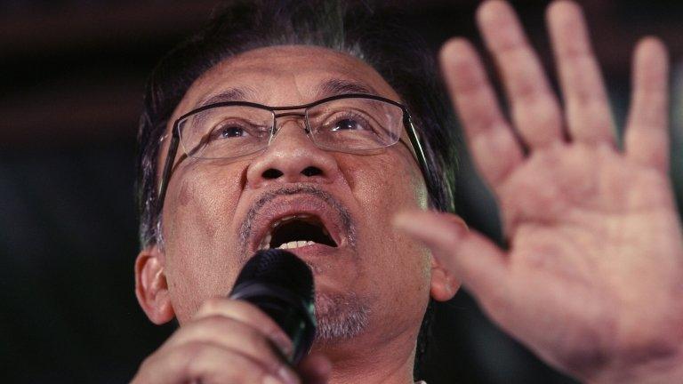 Malaysian Opposition leader Anwar Ibrahim speaks in front his supporters ahead of his sodomy trial verdict during a gathering in Petaling Jaya, near Kuala Lumpur, Malaysia, on 09 February 2015