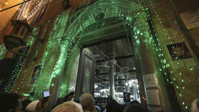 Worshippers gather at Al-Hussein mosque, Cairo (17/02/15)