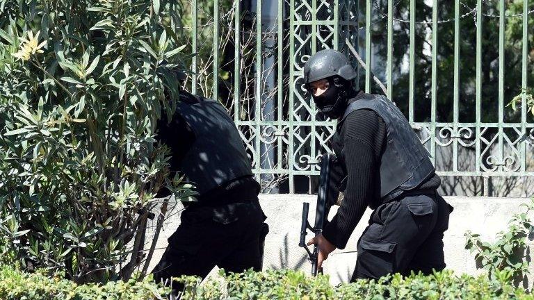 Tunisian security forces secure the area after gunmen attacked Tunis' famed Bardo Museum, 18 March 2015