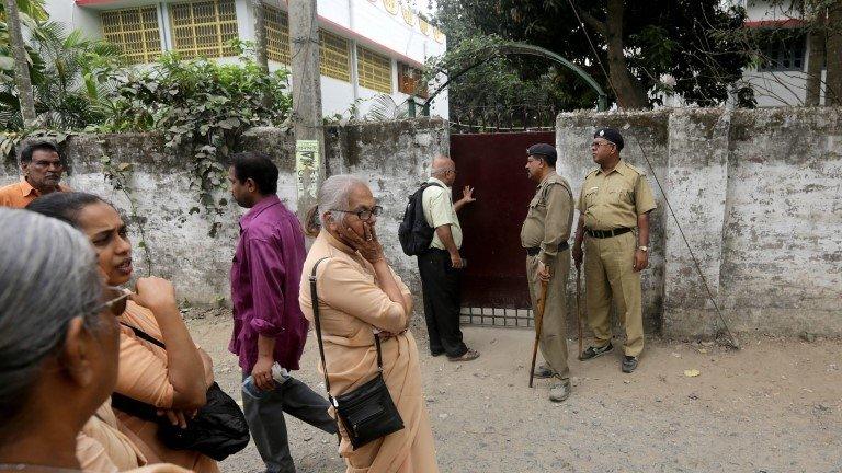 Nuns and police outside the convent in Ranaghat, West Bengal (16 March 2015)