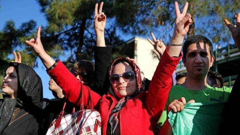 Iranians welcome home Foreign Minister Mohammad Javad Zarif in Tehran (3 April 2015)