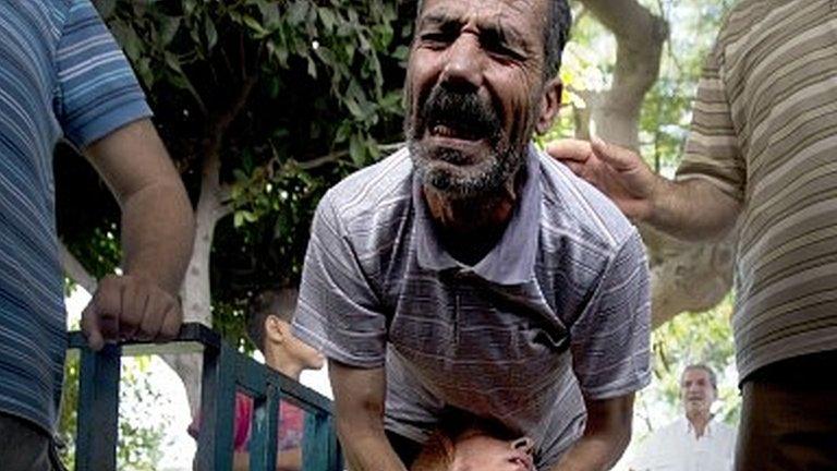 Palestinian man crying in wake of killing by Israel of four Palestinian children on a Gaza beach (16/07/14)