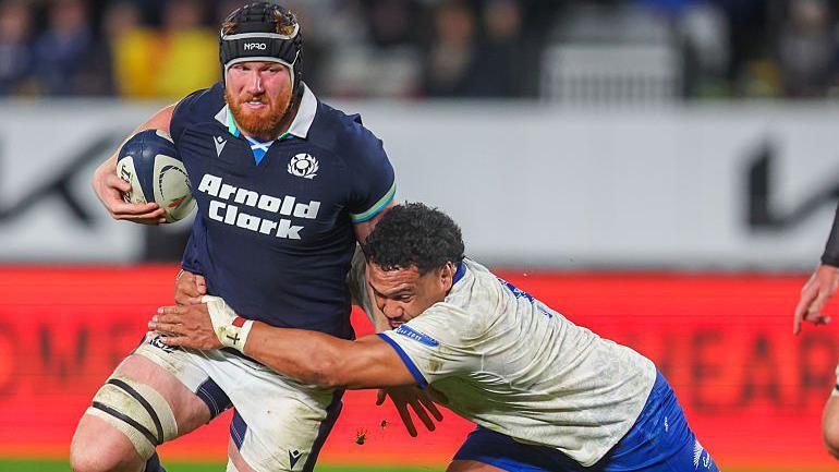 Gregor Brown carries nan ball