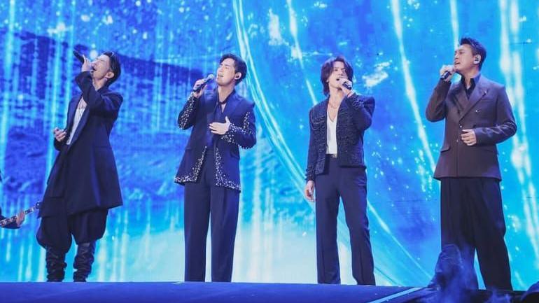 (From left) Vanness Wu, Vic Chou, Jerry Yan and Ken Chu, in black/gray suits and long pants, singing their hit ballad Meteor Rain at the Taipei Dome