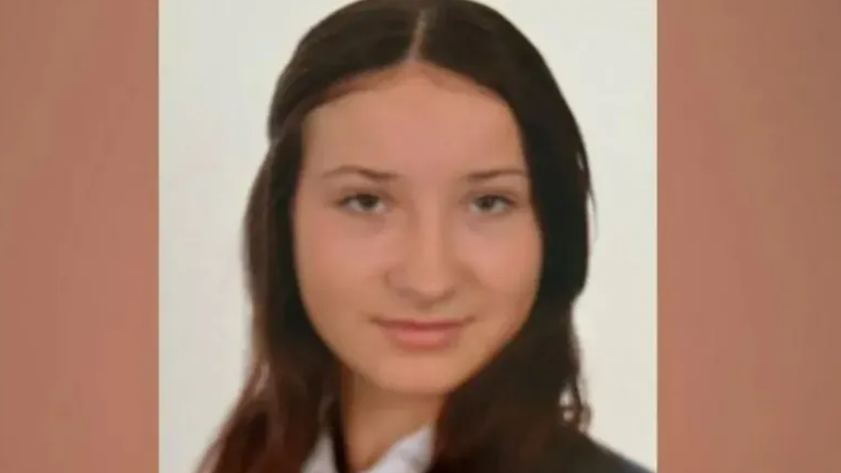 School photograph of Scarlett Vickers, a white girl with brunette hair part tied back smiling at the camera