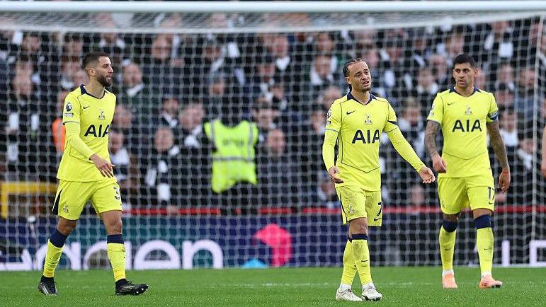 Tottenham players look dejected.