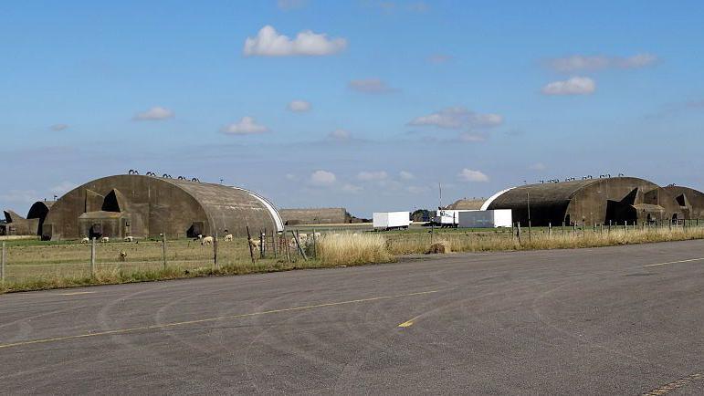 Exterior of disused hanger at the RAF Upper Heyford Base, used by the United States Air Force Strategic Air Command (SAC) strategic bombers and later United States Air Forces In Europe (USAFE) tactical reconnaissance. 