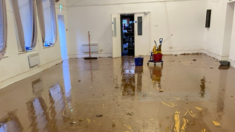 Neuadd bentref Ynysgynwraidd dan ddŵr wedi dilyw Storm Claudia