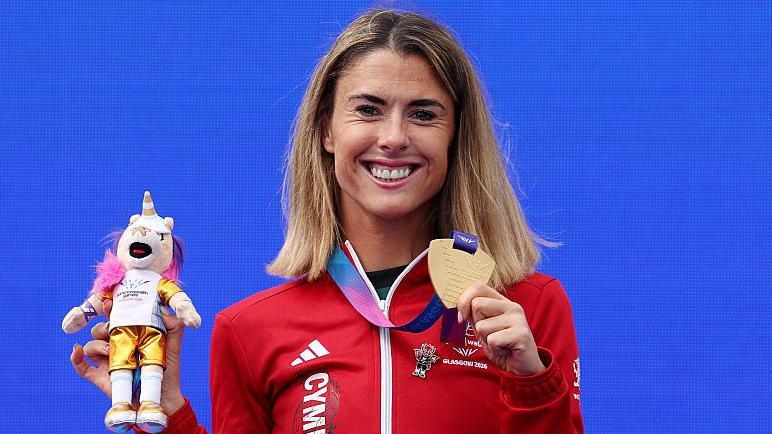 Olivia Breen with Commonwealth Games gold medal