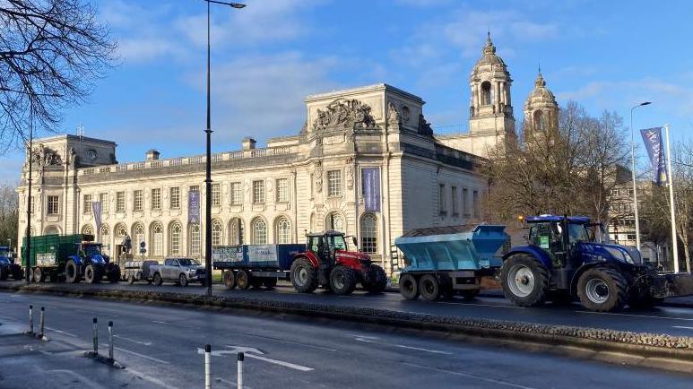 Tractorau yn gyrru drwy Gaerdydd ddydd Sadwrn i ddangos eu gwrthwynebiad