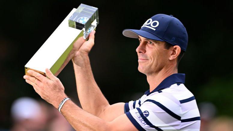 Billy Horschel lifts the trophy