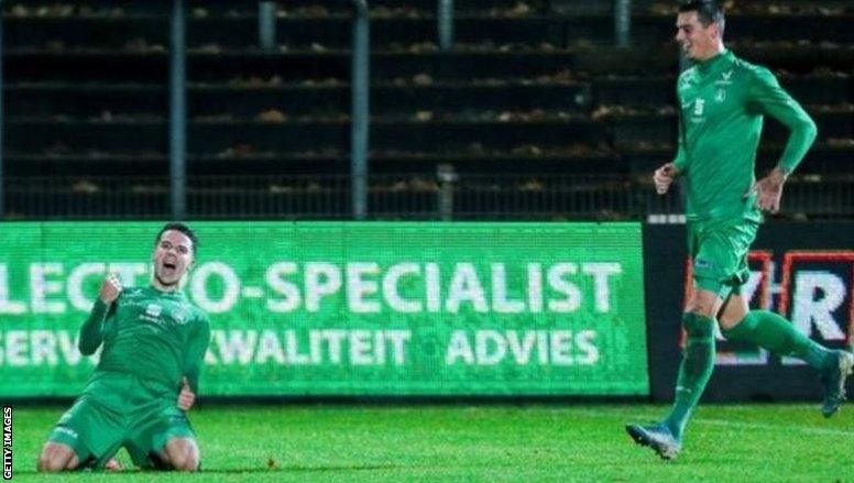 Lommel players celebrating a goal