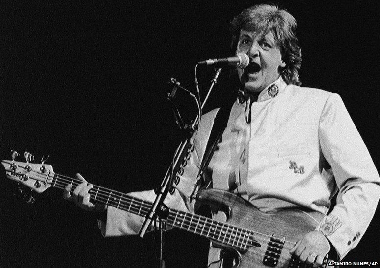 Paul McCartney sings to a packed house of 175,000 people in Rio’s Maracana soccer stadium in Rio De Janeiro, 21 April 1990.