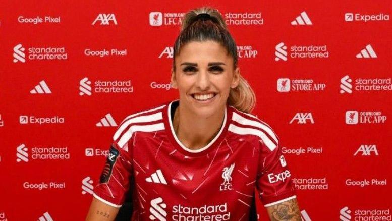 Natalia Ramos signs new Liverpool contract 