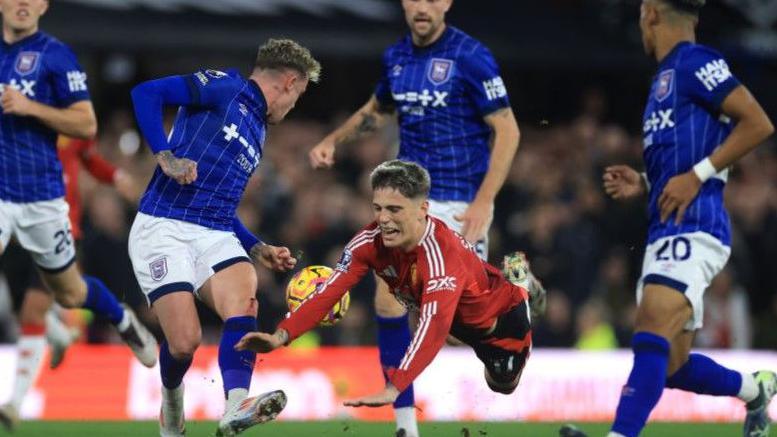 Manchester United forward Alejandro Garnacho under pressure against Ipswich