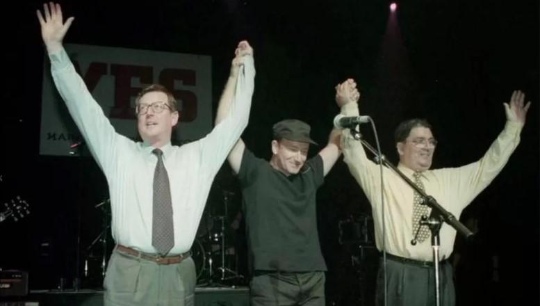 U2's Bono on stage with John Hume and David Trimble supporting the 'Yes' campaign