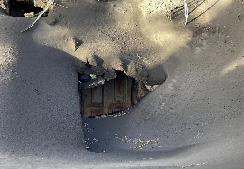 A house near the Tacande neighbourhood is covered in ash from the Cumbre Vieja volcano.