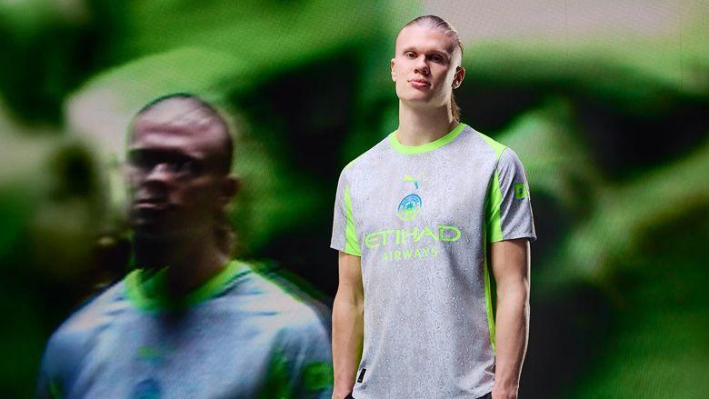 Erling Haaland wearing the new grey rainy kit