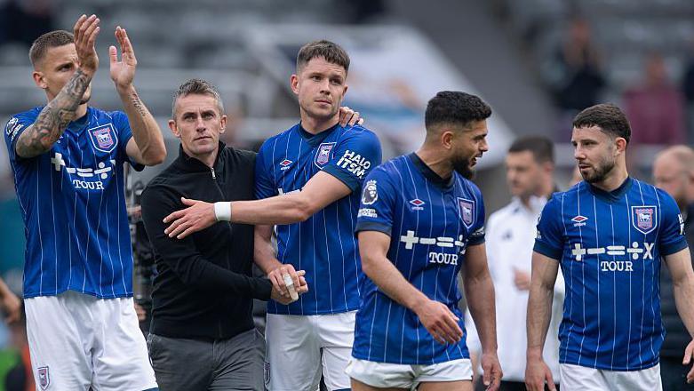 Kieran McKenna with players after Newcastle defeat