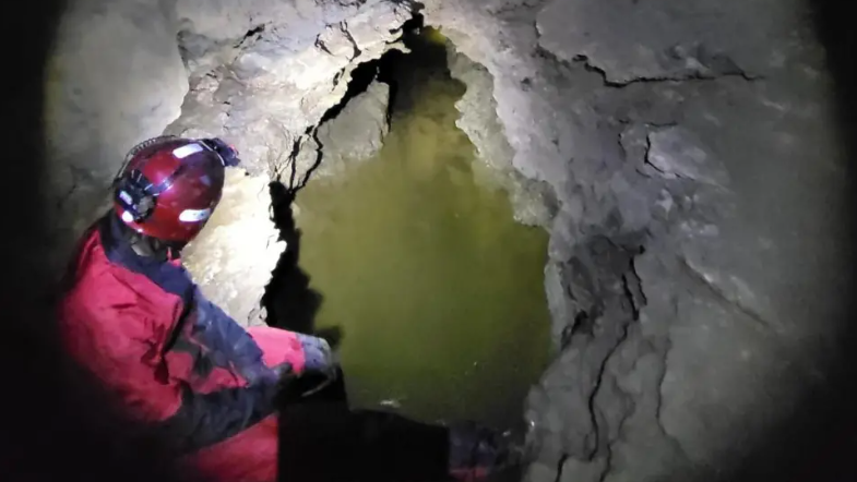 Neach-teasairginn ann an uamh