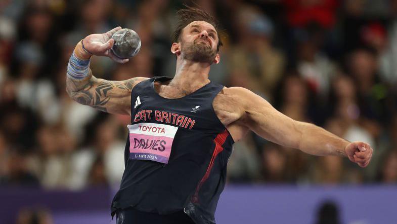 Aled Sion Davies yn cystadlu yn y taflu pwysau yn y Gemau Paralympaidd ym Mharis yn 2024.