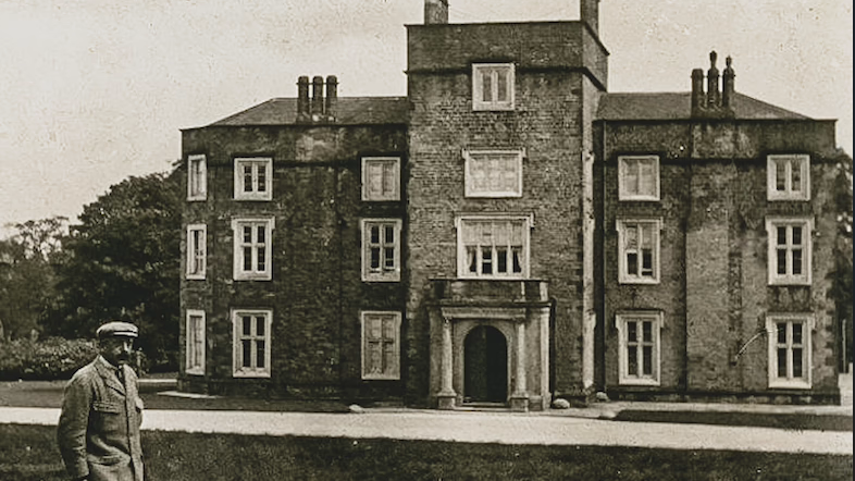 Një fotografi historike që tregon Sallën Winstanley në Wigan. Imazhi tregon ndërtesën e paprekur me tre kate.