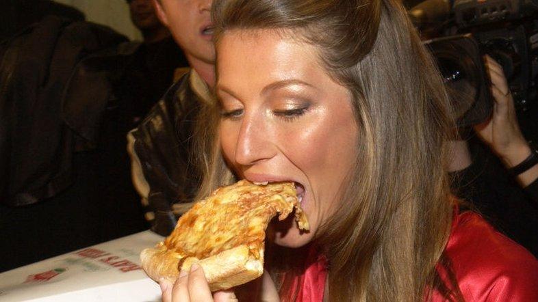 gisele eating pizza