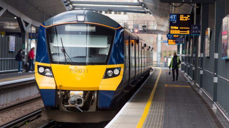 A Class 707 train in the blue and yellow livery of Southeastern trains stands at the platform of London Bridge.