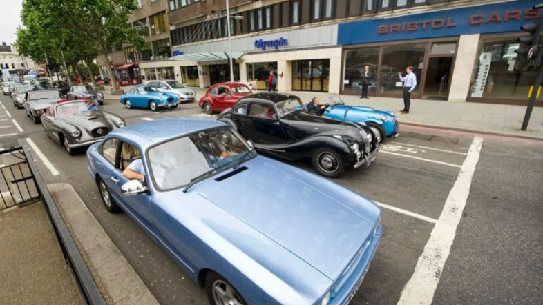 An old photograph of lines of vintage cars on a Bristol street in front of the former Bristol Cars salesroom