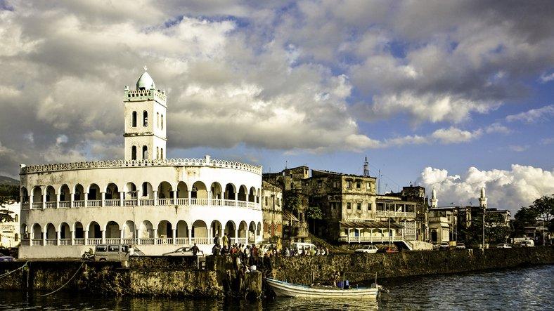 The harbour and mosque in the capital Moroni