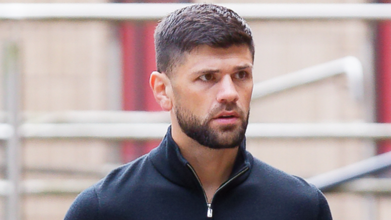 Joe Cordina yn cyrraedd Llys Ynadon Caerdydd ddydd Mawrth