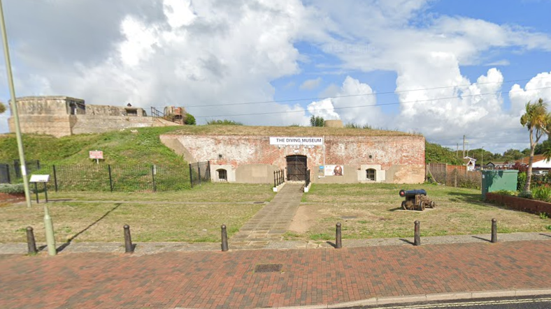 Google maps of the diving museum building with green lawn infront